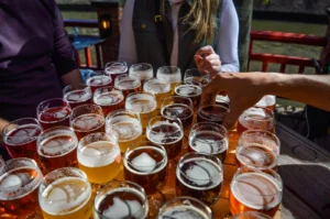 Bar con variedad de cervezas artesanales en vasos