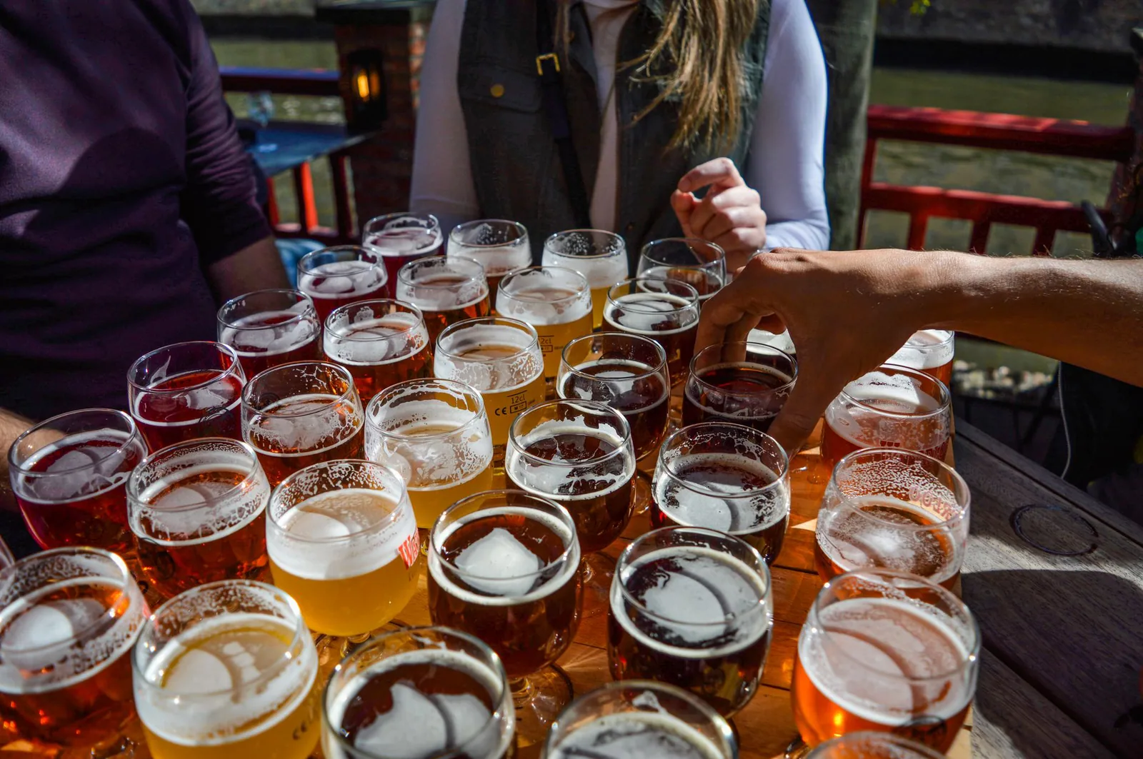 Bar con variedad de cervezas artesanales en vasos