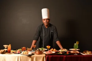 Mesa con platillos de fusión indonesia-holandesa