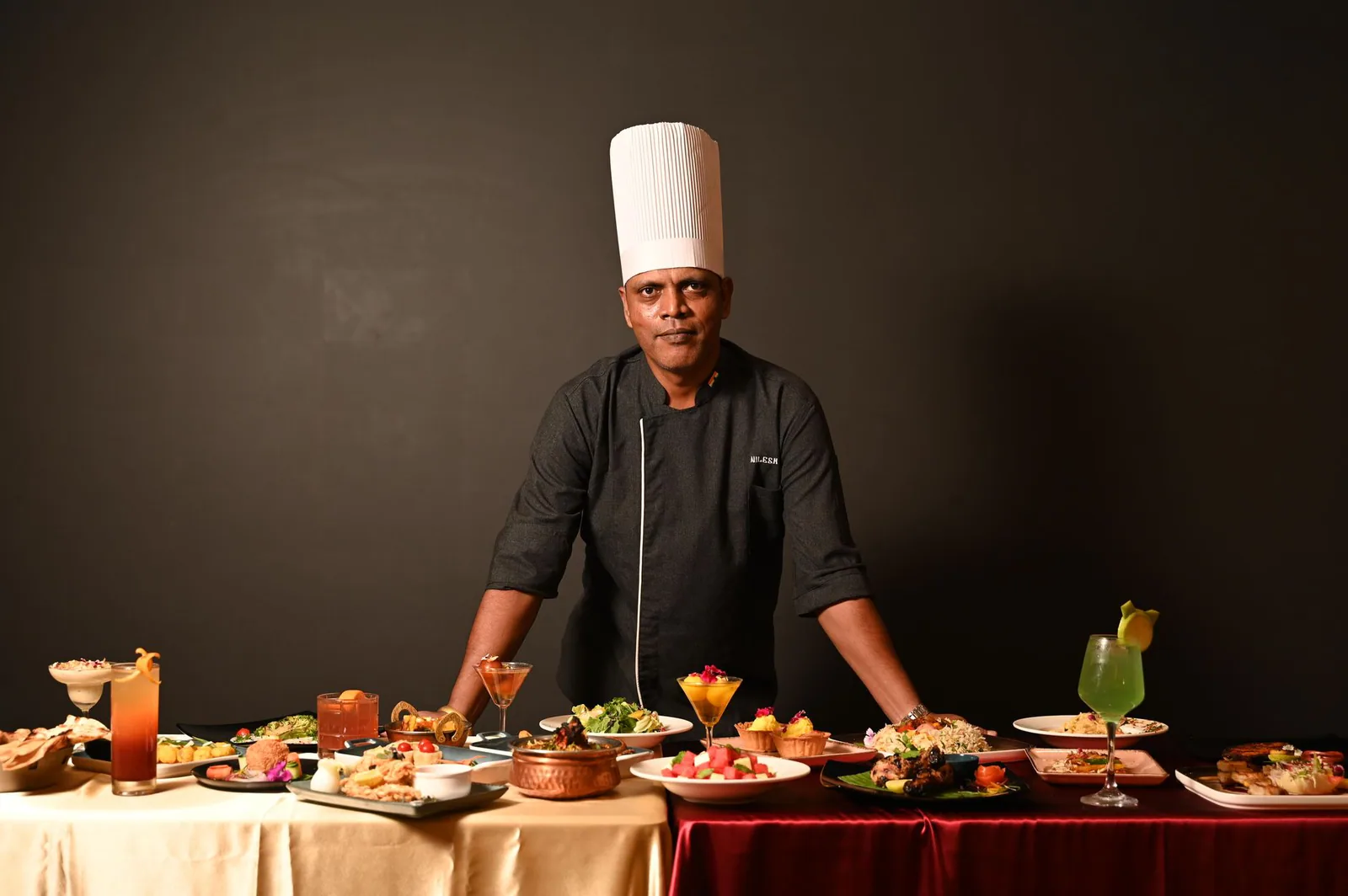 Mesa con platillos de fusión indonesia-holandesa