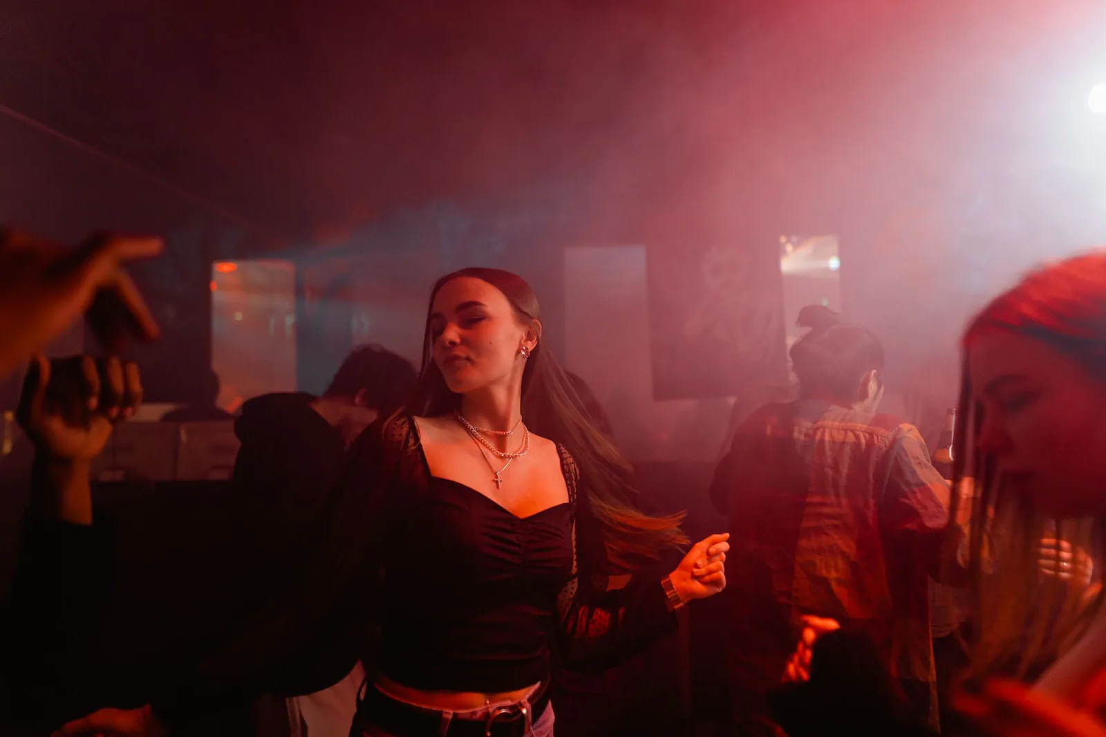 Grupo bailando alrededor de una mesa en una fiesta de círculo