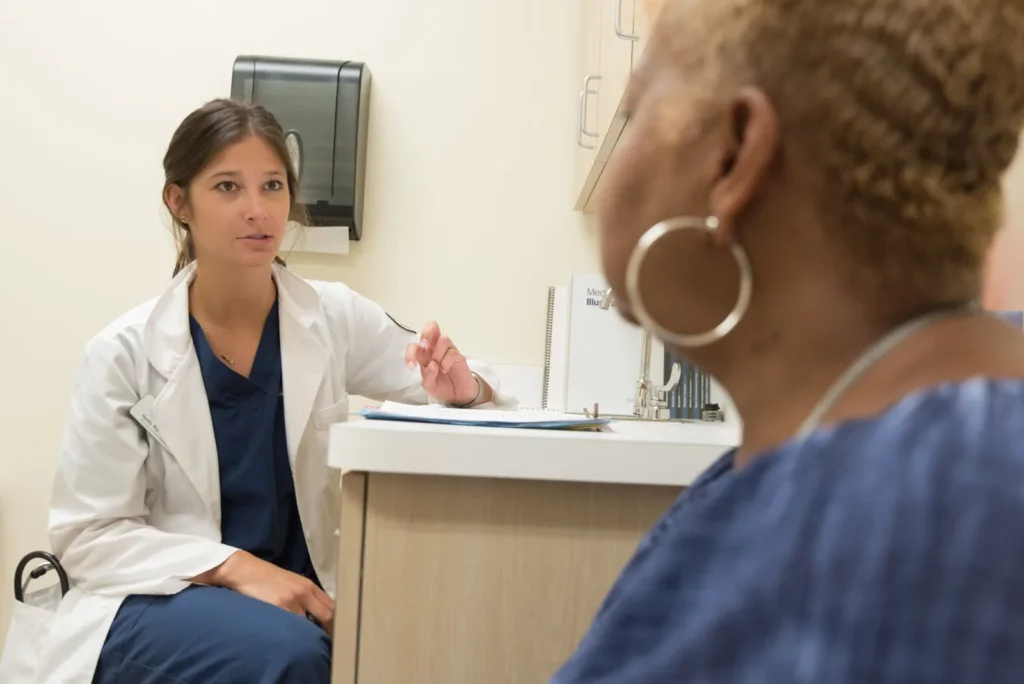 Médico atendiendo a paciente en clínica de Países Bajos