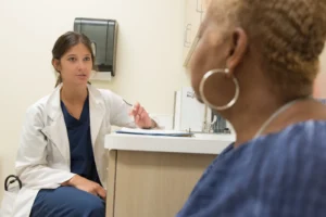 Médico atendiendo a paciente en clínica de Países Bajos