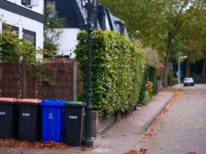 Contenedores de reciclaje alineados en una calle de Paises Bajos
