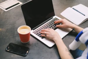 Freelancer con laptop en una cafetería