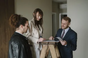 Pareja revisando contrato de compra de vivienda