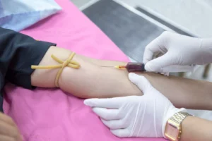 Personal médico realizando pruebas de COVID-19