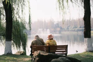 Pareja de jubilados caminando en un parque de Paises Bajos