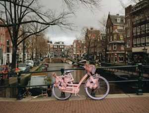 Ciclistas circulando por un canal en los Países Bajos