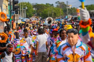 Desfile colorido con banderas y músicos en la calle