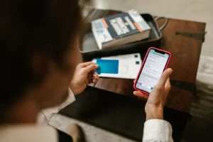 Persona realizando una transferencia bancaria internacional en su móvil