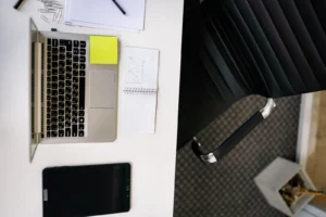 Escritorio de oficina con laptop y documentos financieros
