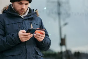 Expatriado revisando su cuenta bancaria en smartphone