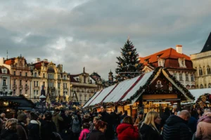 Stands de madera con luces y productos típicos navideños