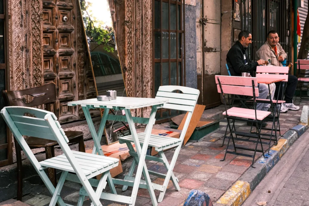 Personas conversando y riendo en una cafetería de Paises Bajos