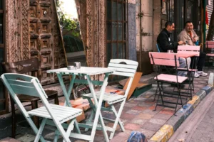 Personas conversando y riendo en una cafetería de Paises Bajos