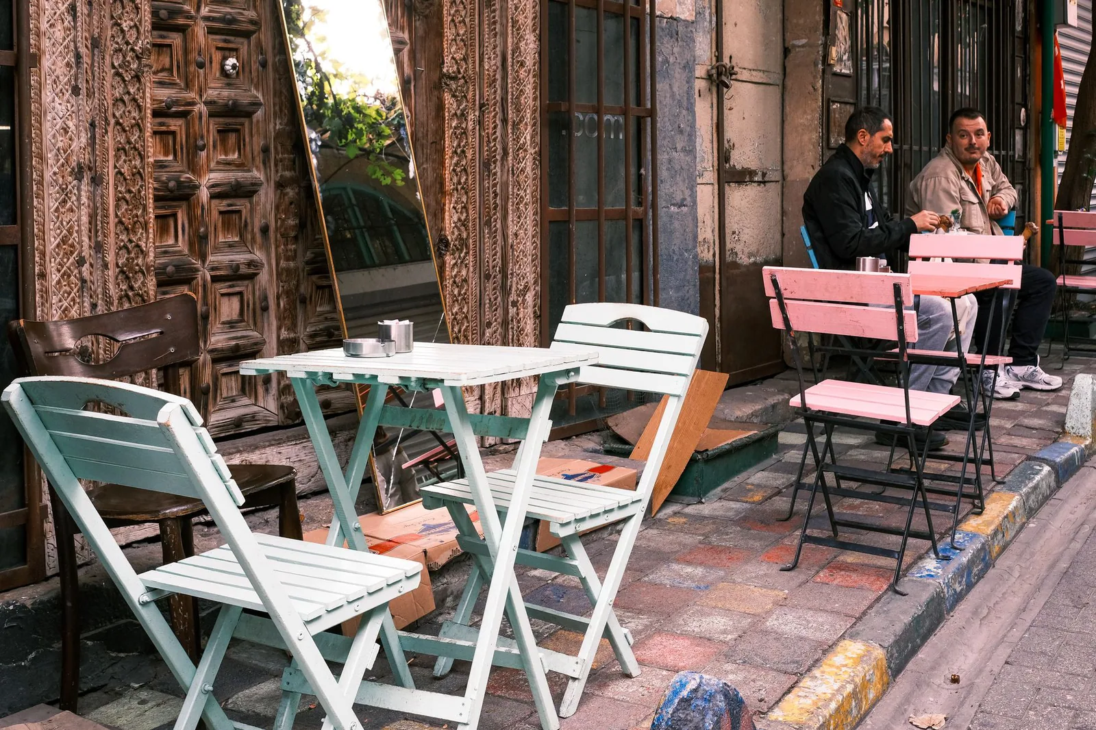 Personas conversando y riendo en una cafetería de Países Bajos
