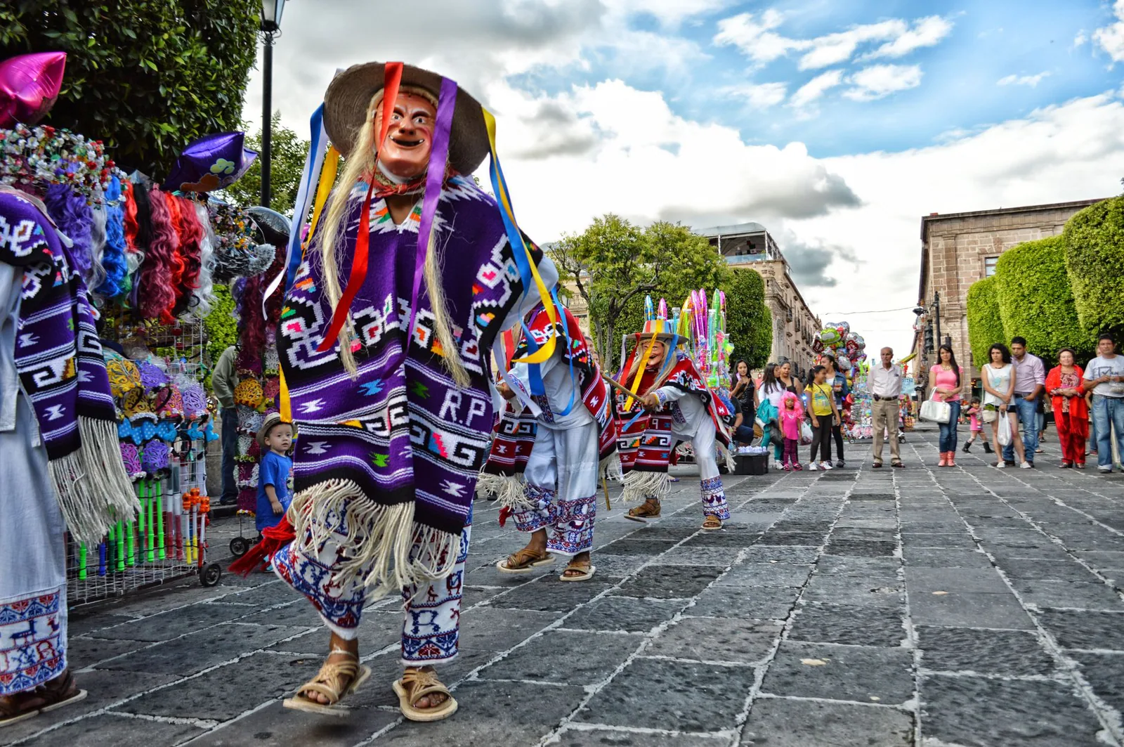 Mujeres y hombres con trajes tradicionales holandeses en desfile