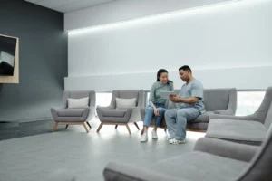 Sala de espera de clínica de salud sexual y reproductiva