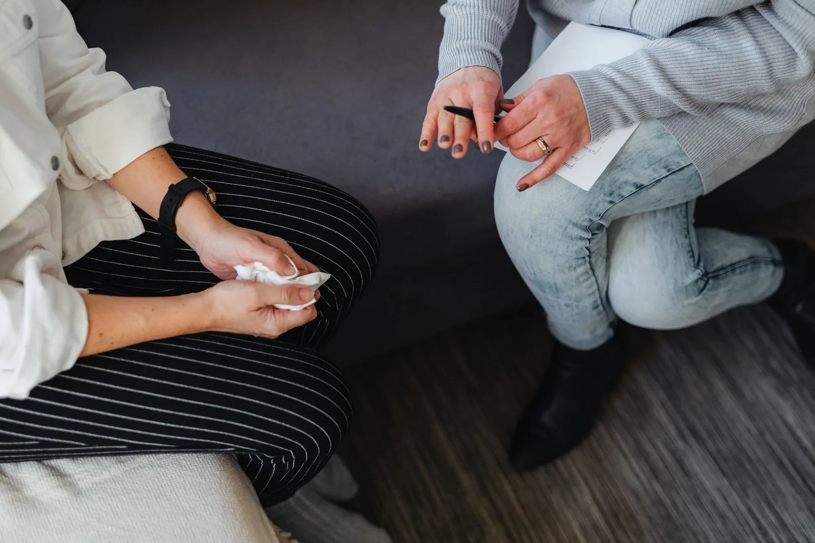 Mujer recibiendo consulta de salud sexual en clínica