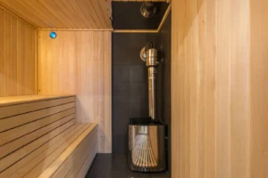 Persona disfrutando de vapor en una sauna de madera
