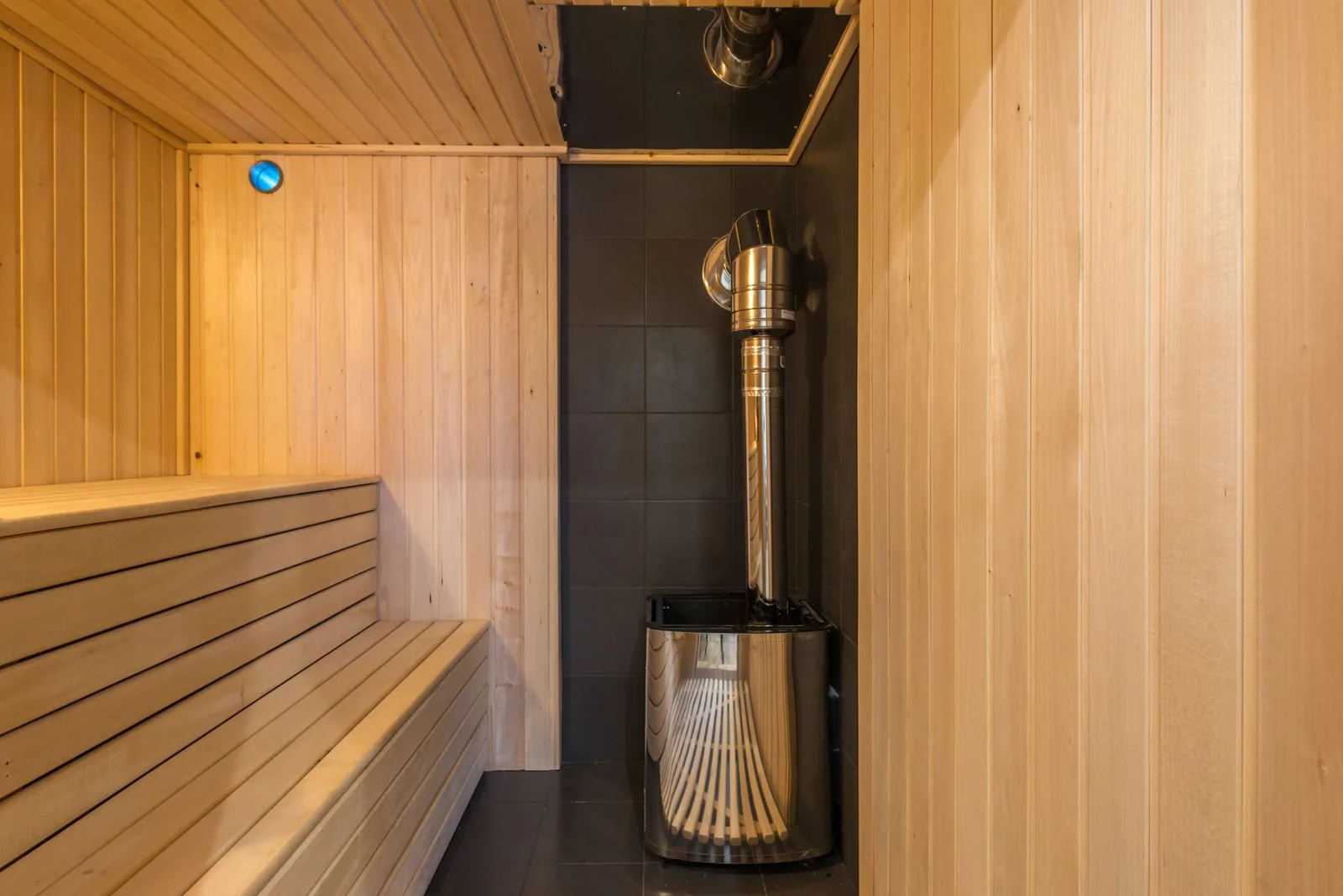 Persona disfrutando de vapor en una sauna de madera