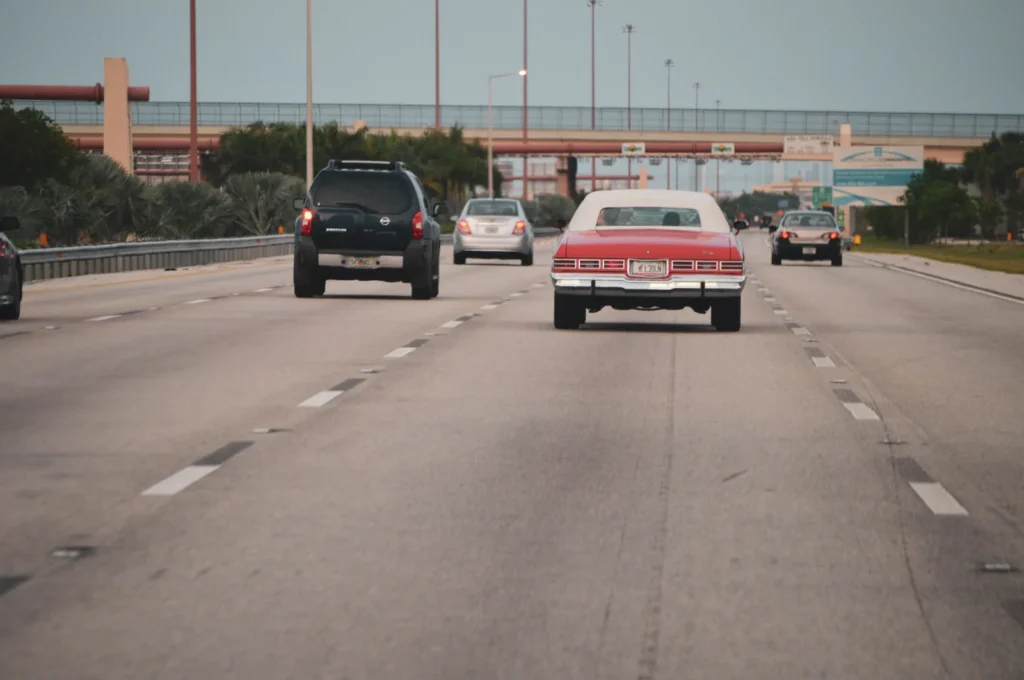 Coche circulando por una carretera típica de Países Bajos