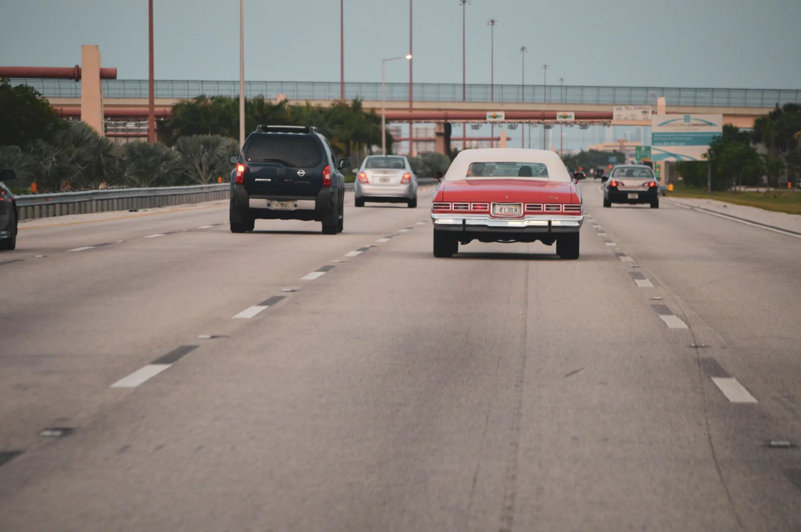 Coche circulando por una carretera típica de Países Bajos