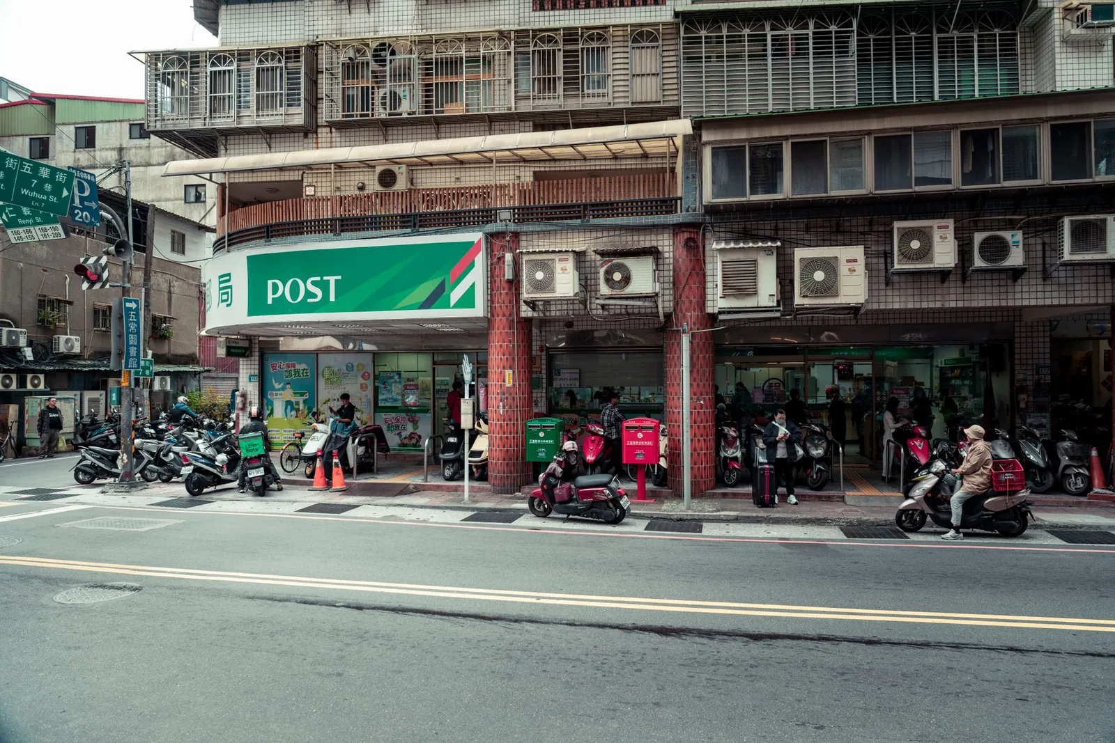Mostrador de la oficina postal con empleados atendiendo clientes