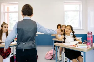 Niños estudiando en un aula moderna