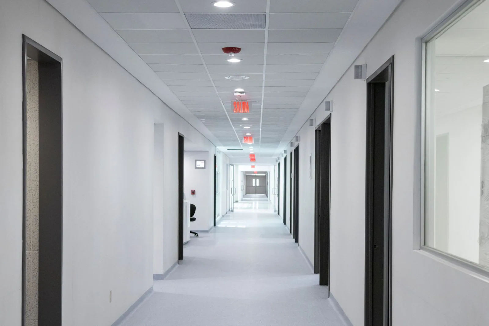 Interior moderno de un hospital en Emiratos Árabes Unidos