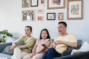 Familia viendo la televisión en la sala de estar
