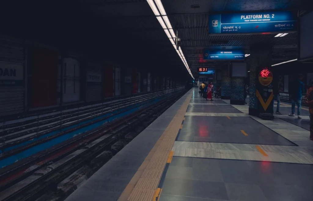 Plataforma de metro con pasajeros en Emiratos Arabes Unidos