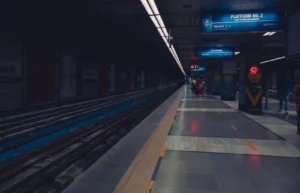 Plataforma de metro con pasajeros en Emiratos Arabes Unidos