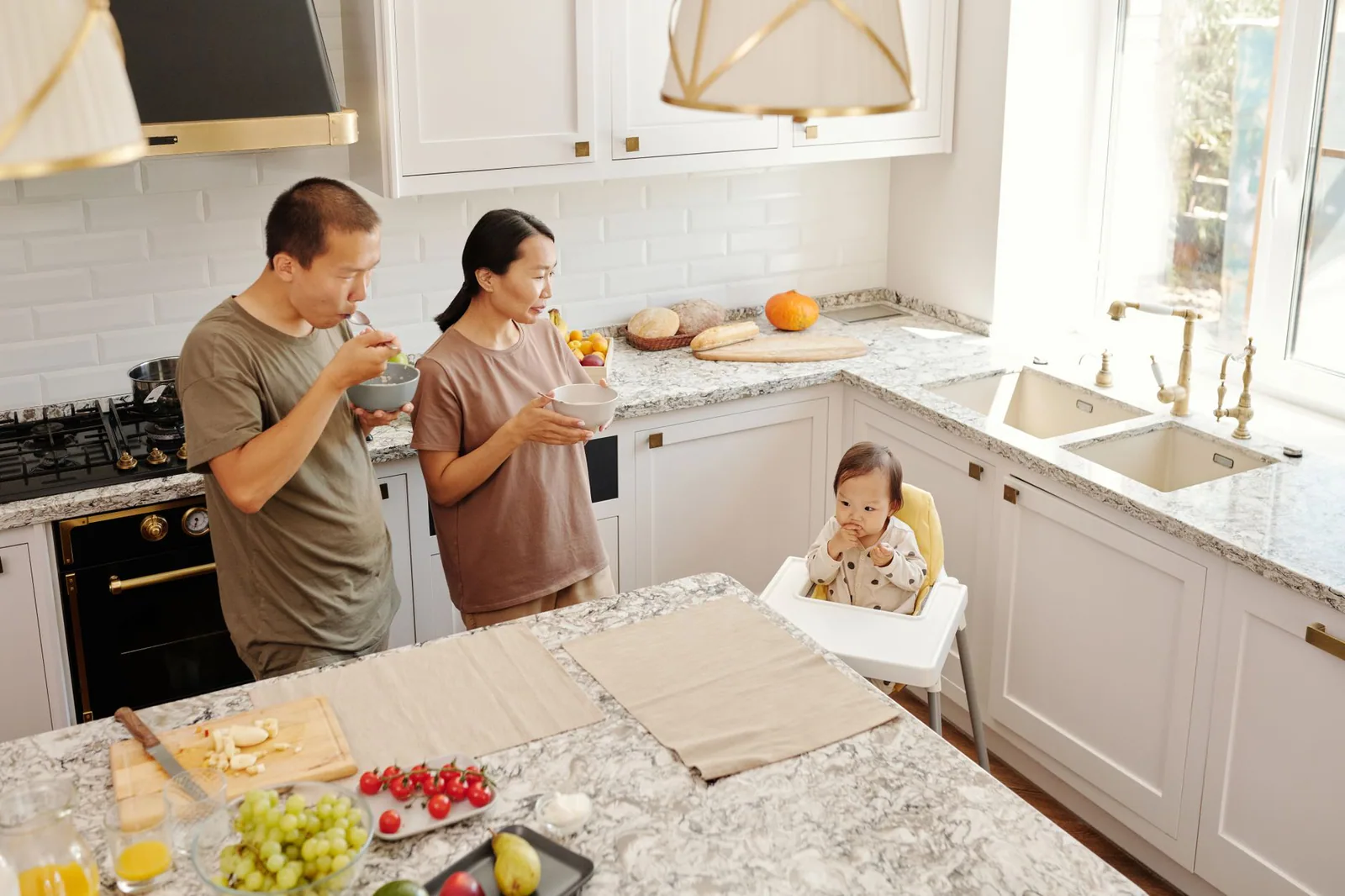 Familia desayunando junta en la cocina