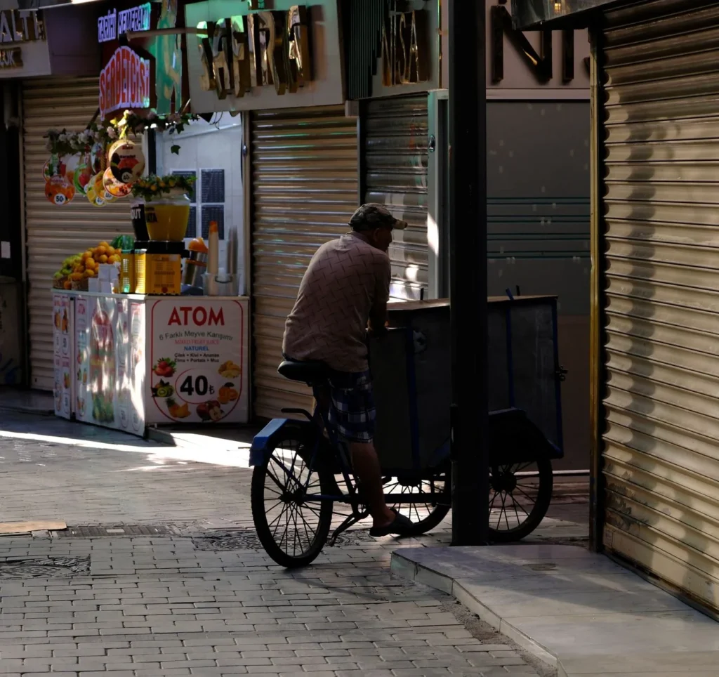 Calle con mercado y bicicletas, muestra vida sostenible