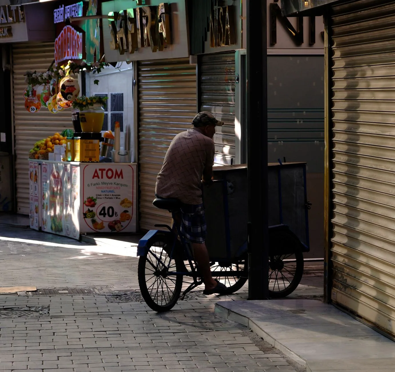 Calle con mercado y bicicletas, muestra vida sostenible