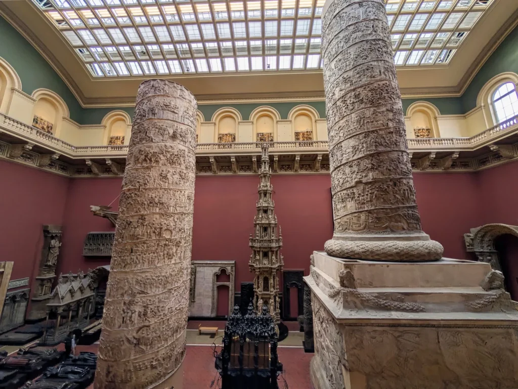 Visitantes observando obras en un museo belga