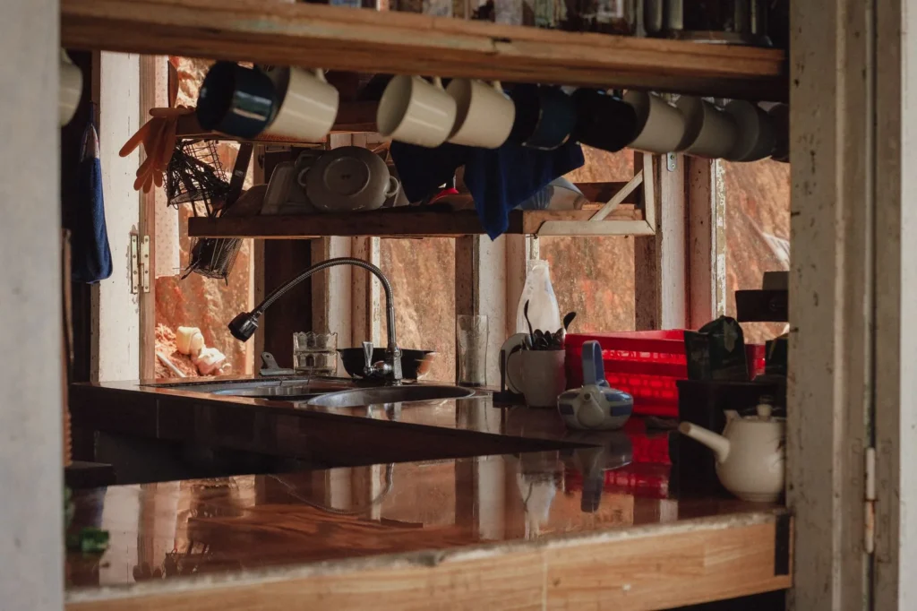 Mesa rústica con platos típicos austriacos