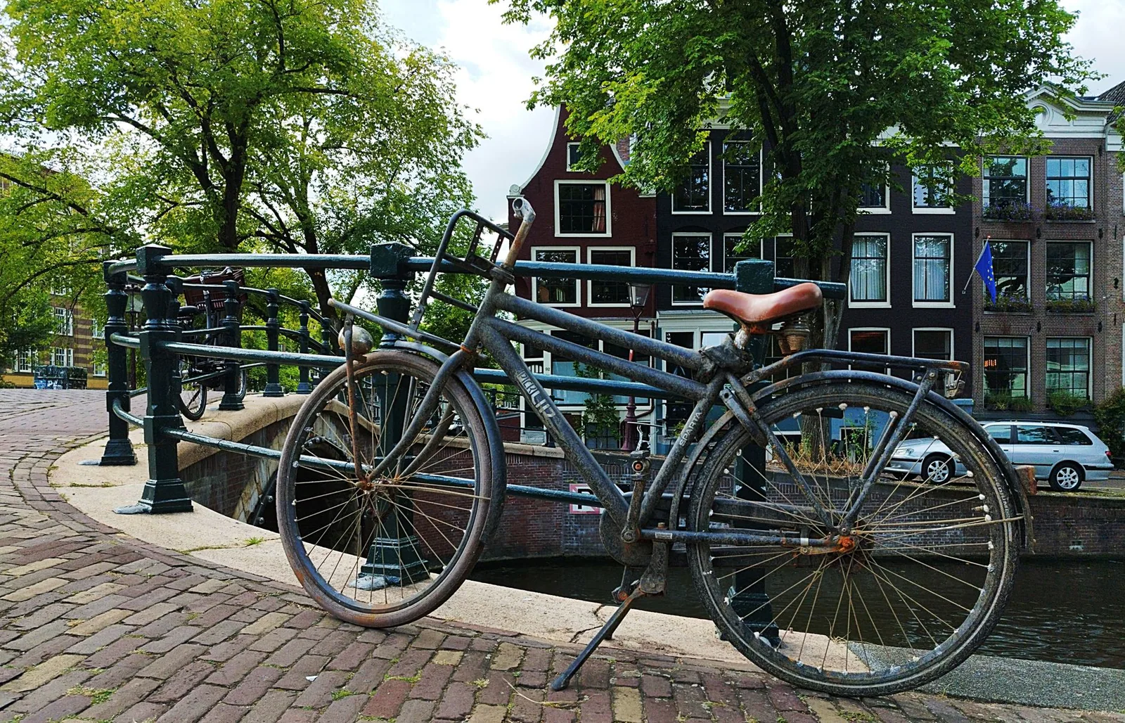Bicicleta cruzando puente sobre canal