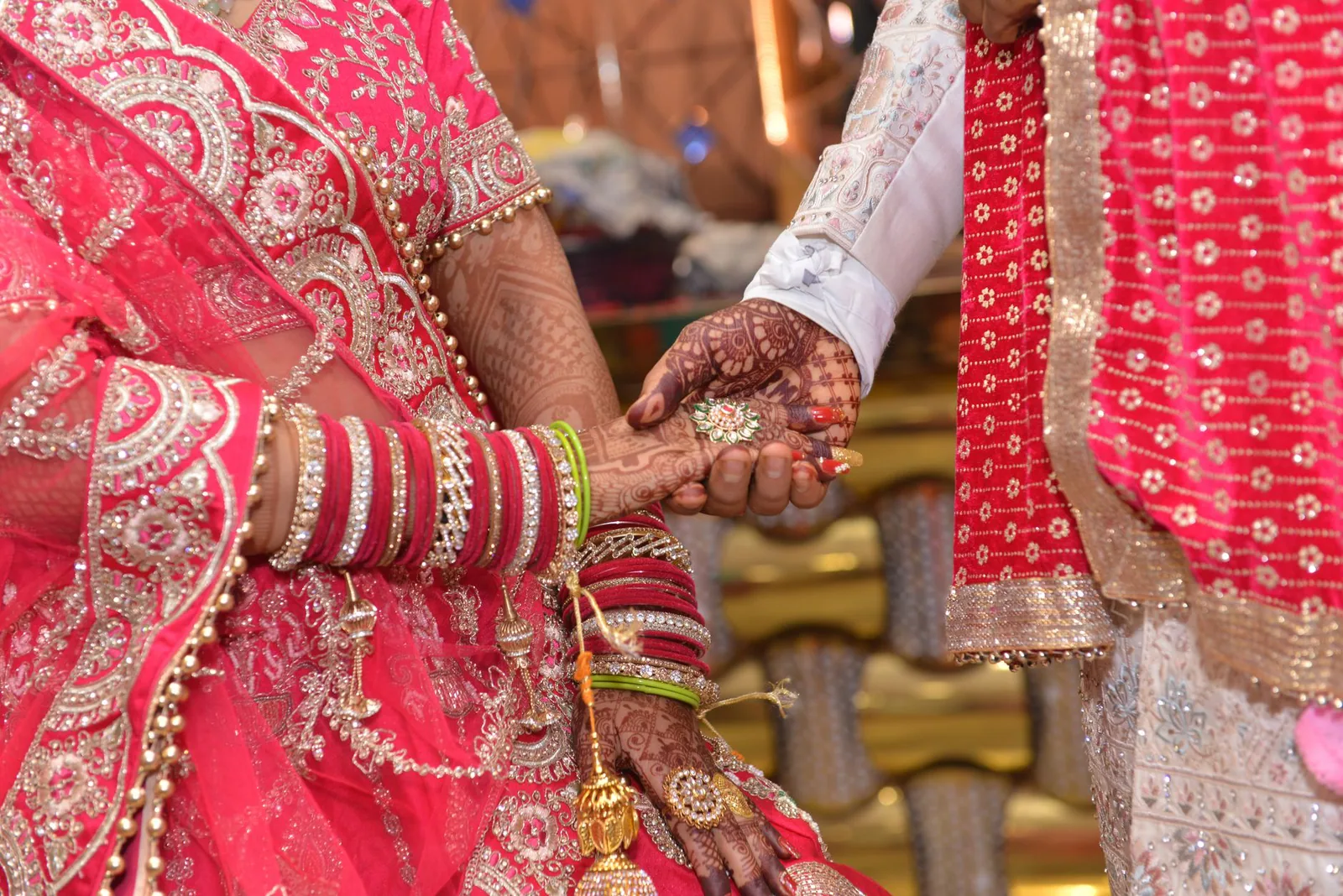 Pareja intercambiando anillos con decoración típica holandesa