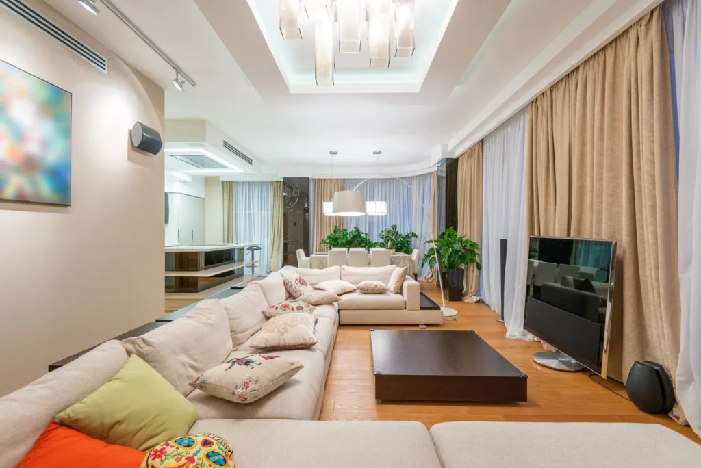 Salón luminoso de apartamento amueblado en Países Bajos