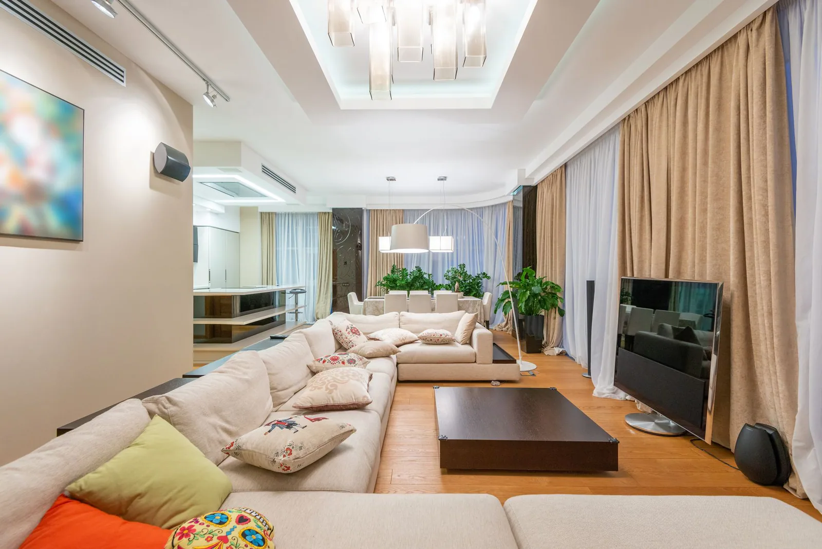 Salón luminoso de apartamento amueblado en Países Bajos