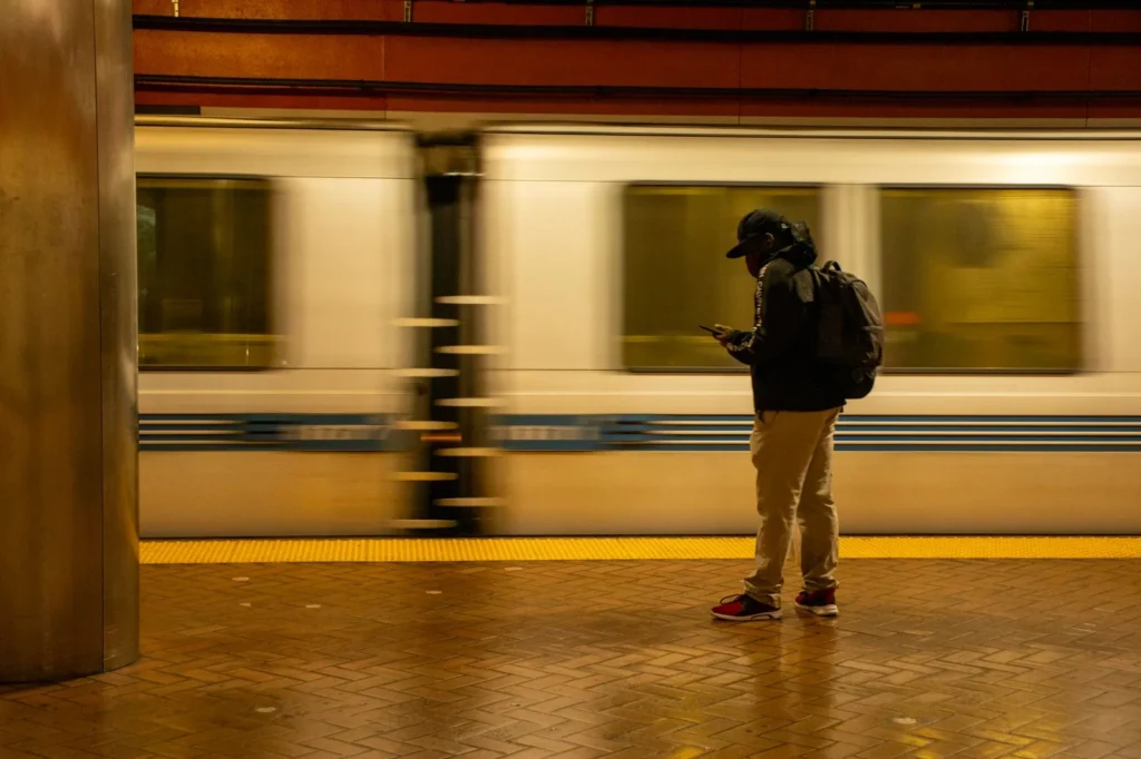Persona usando app en el tranvía de la ciudad