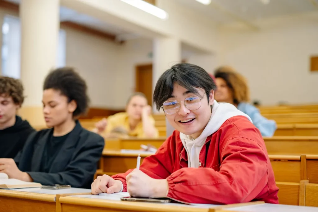 Estudiante estudiando alemán en una aula