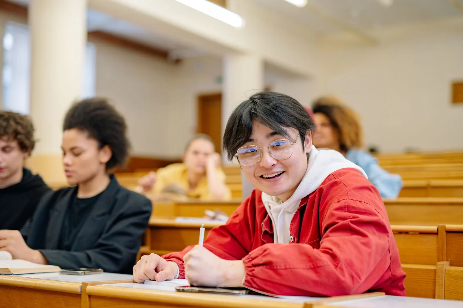Estudiante estudiando alemán en una aula