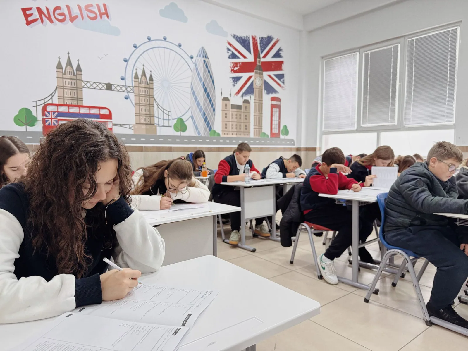 Estudiantes aprendiendo árabe en un aula de Catar