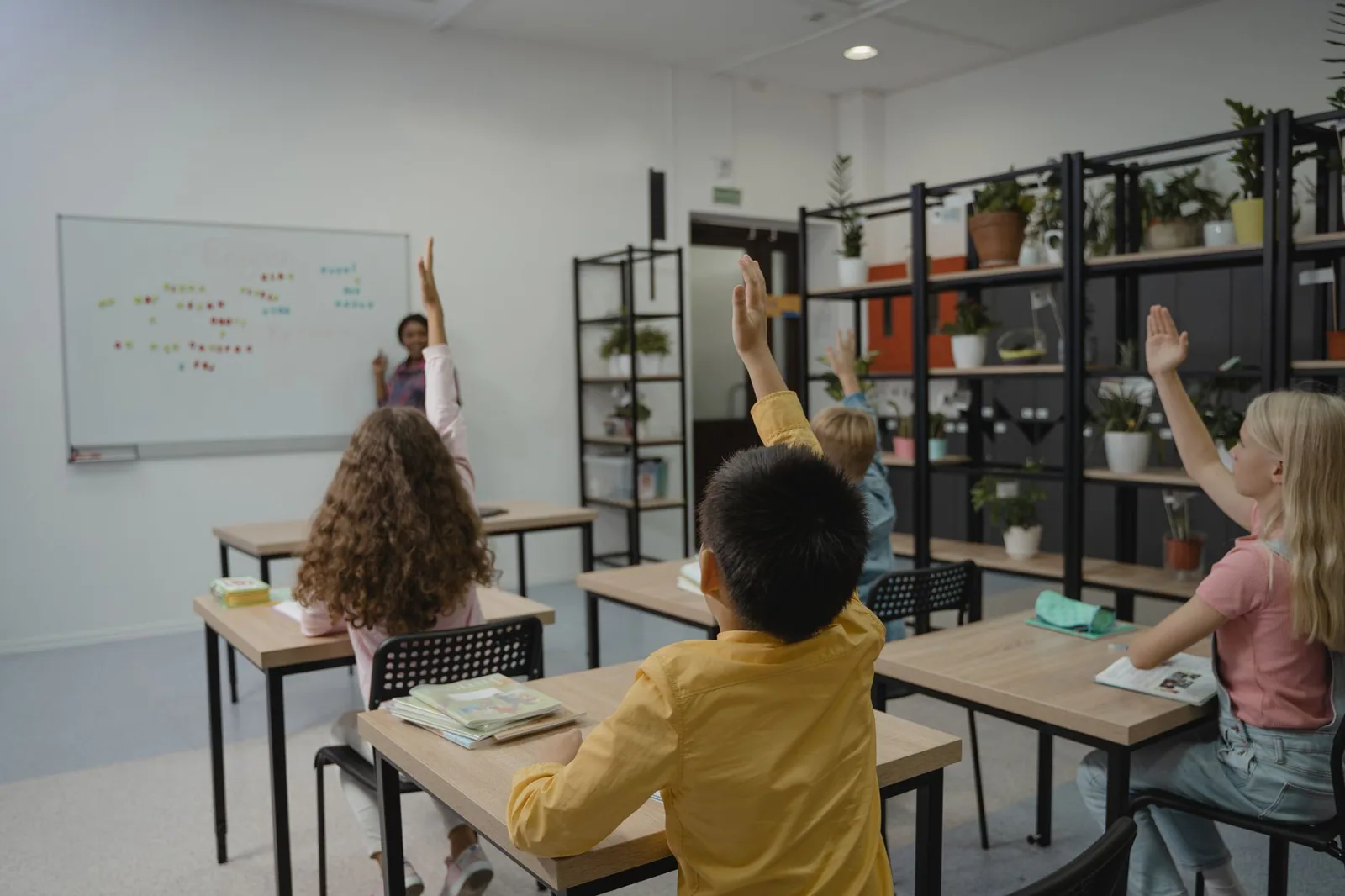 Aula con estudiantes de diversas nacionalidades estudiando idiomas