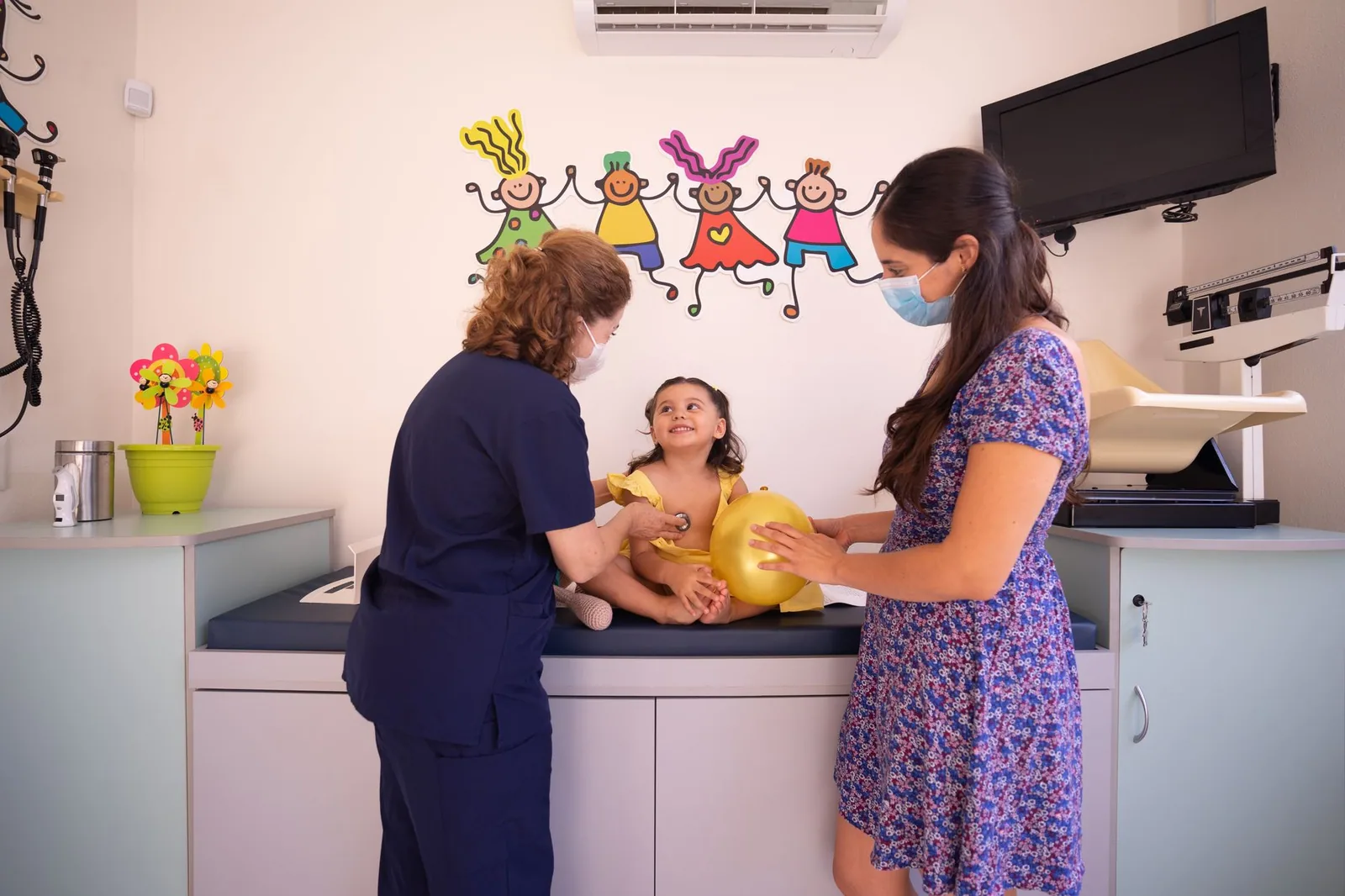 Doctor pediátrico examinando a un niño en consultorio