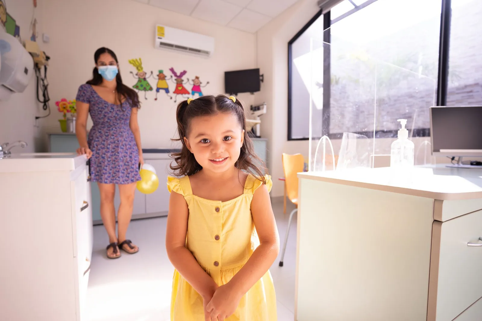Niños recibiendo atención médica en una clínica de familia